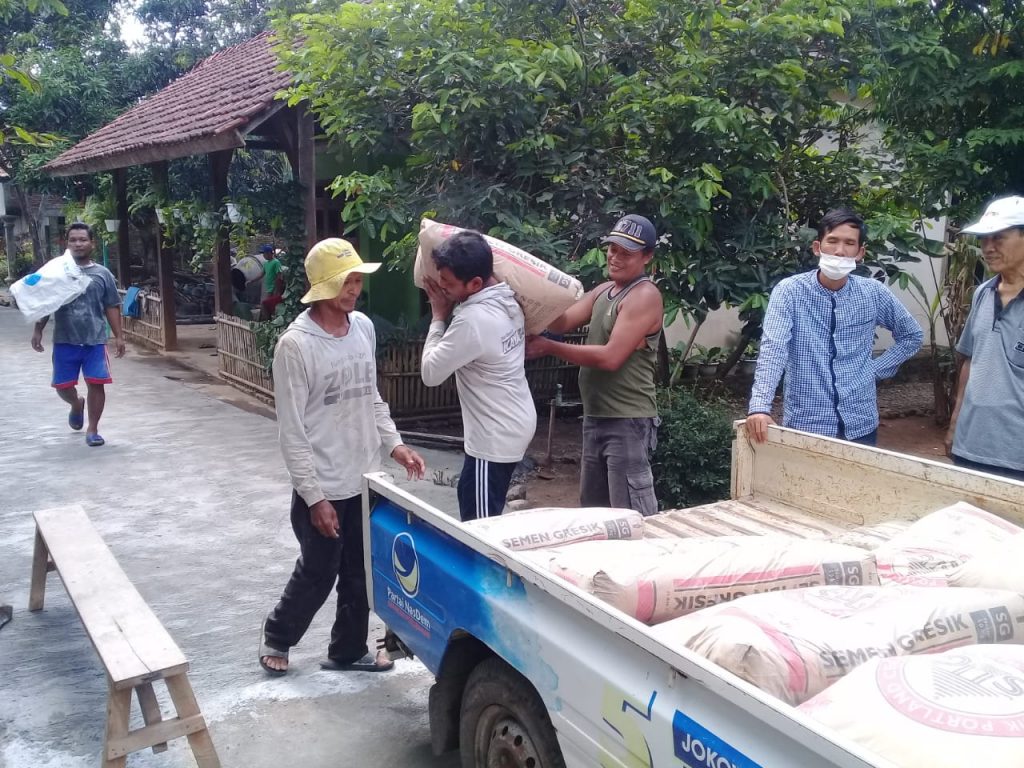 Suasana pemberian bantuan.